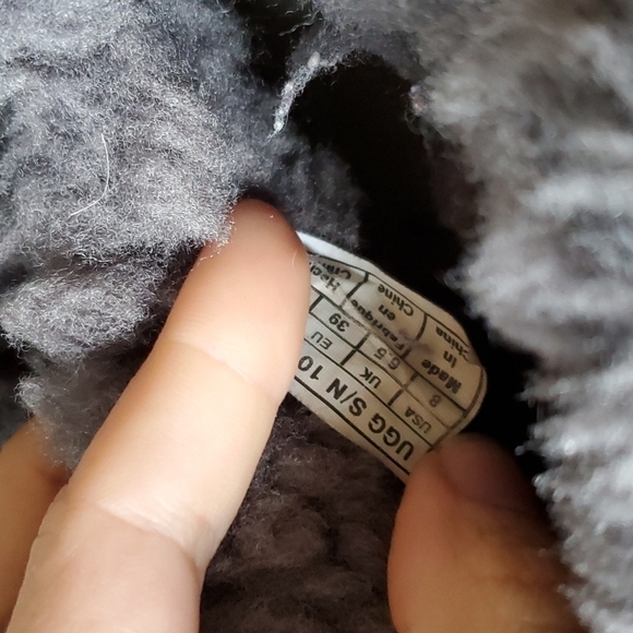 Ugg Women Bailey Button II Booties Sheepskin shoes sz 8 - Picture 12 of 16